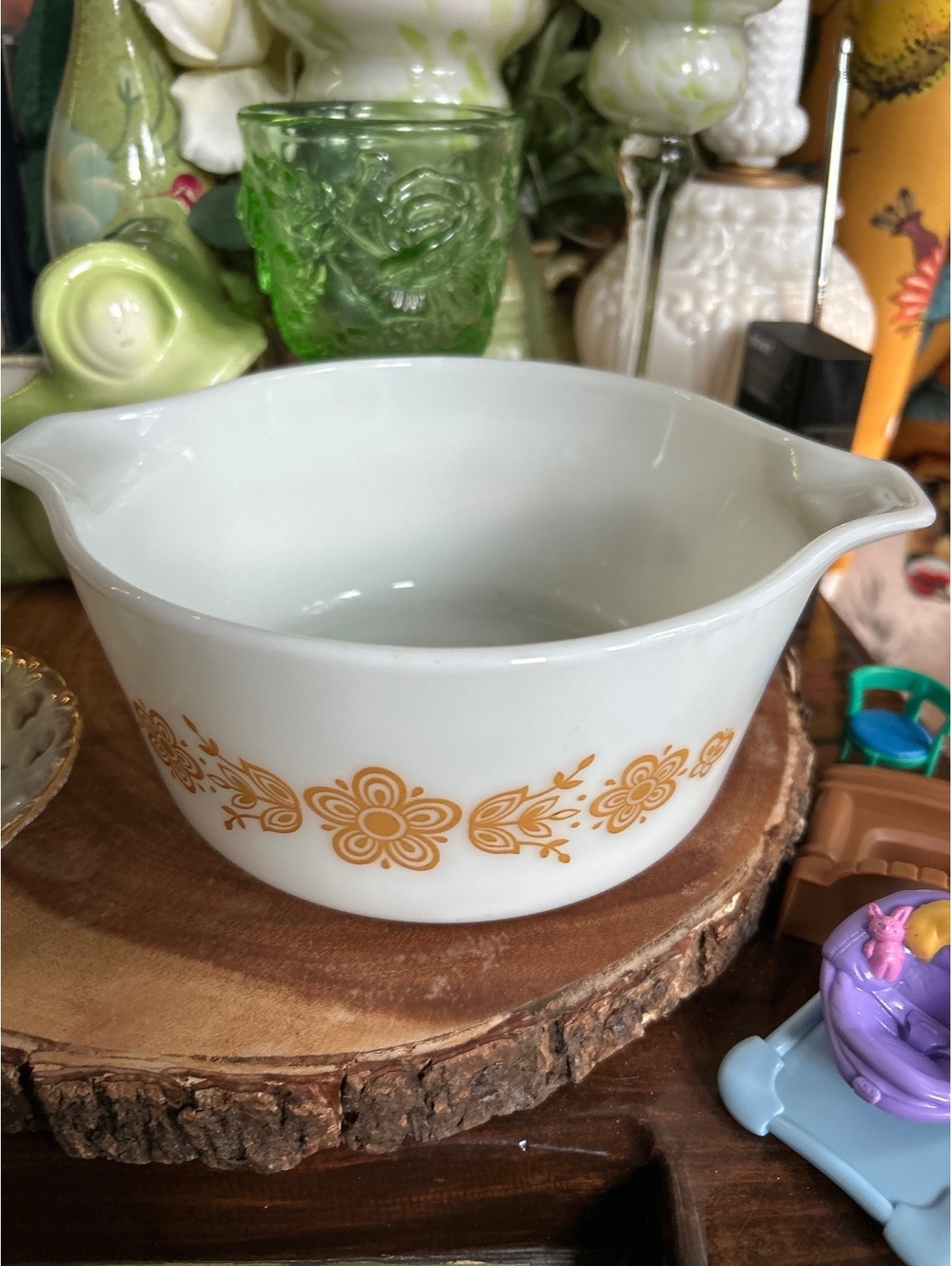 Vintage Pyrex 6-Cup Mixing Bowl with Golden Flower Pattern